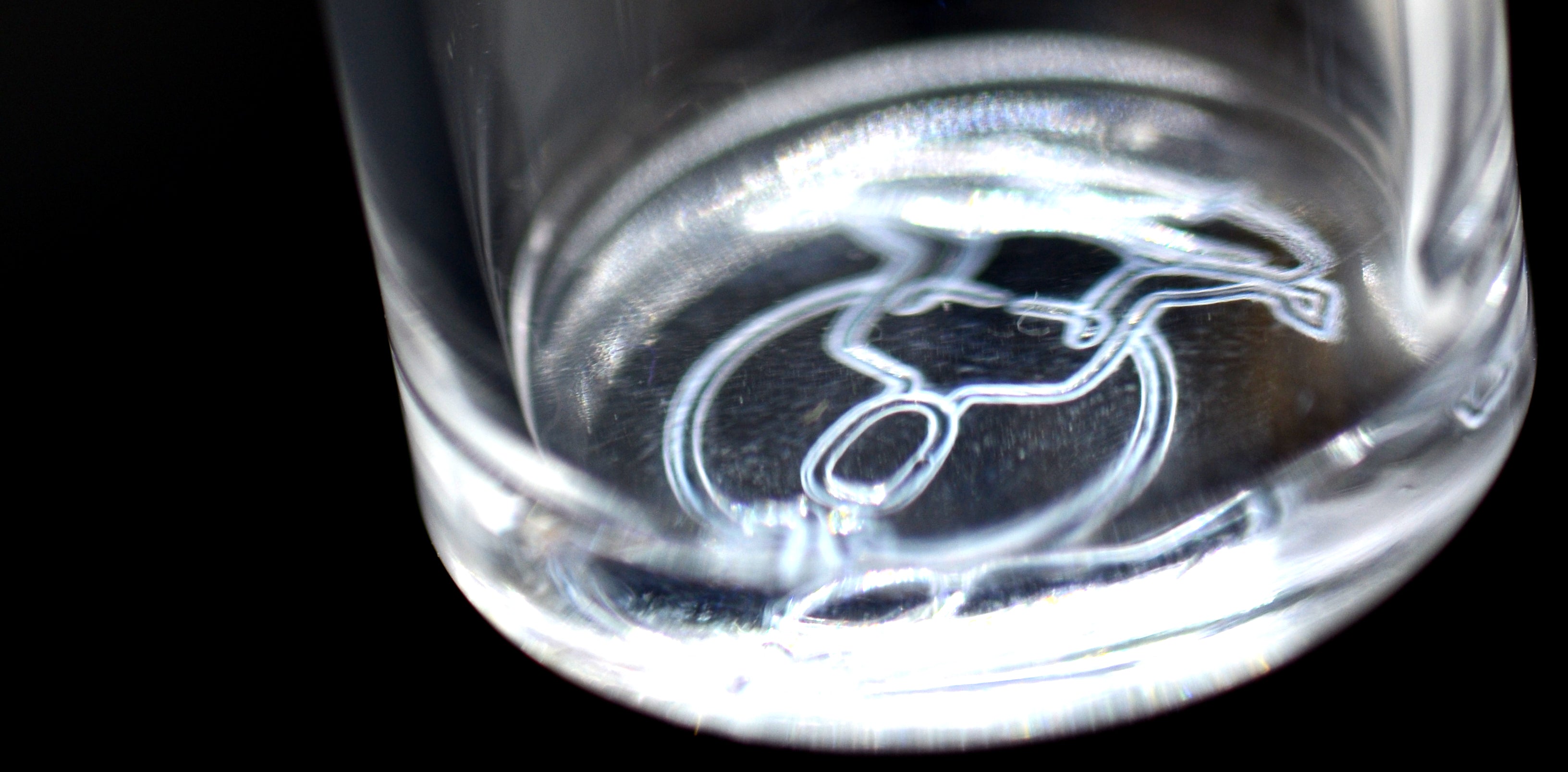 dabbing quartz banger with head happy logo